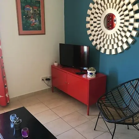 Bright And Sunny Apt By The Sea Apartment
