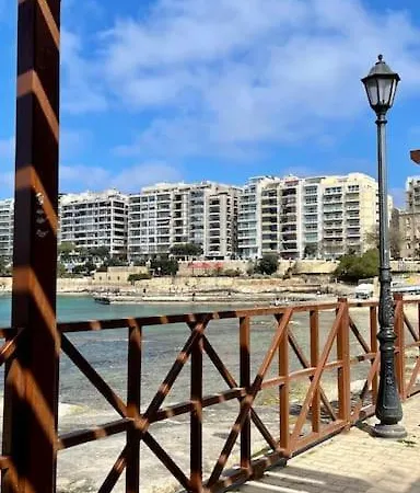 Bright And Sunny Apt By The Sea