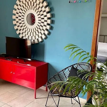 Bright And Sunny Apt By The Sea Apartment *